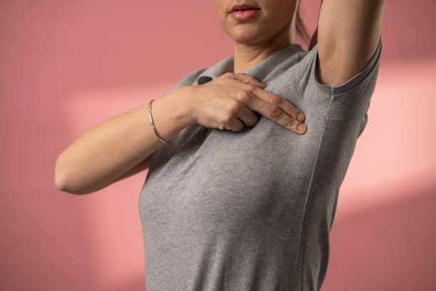 the early signs of breast cancer in the armpits Breast Cancer: రొమ్ము క్యాన్సర్, చిన్న లక్షణాలే అని నిర్లక్ష్యం వద్దు, ఇలాంటివి కనిపిస్తే జాగ్రత్త!
