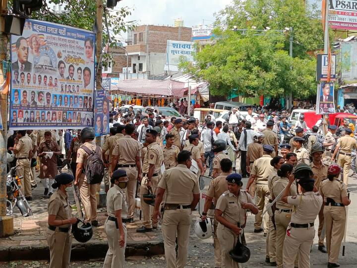 आंदोलकांना परत पाठविण्यासाठी पोलिसांचा मोठा फौजफाटा इंदोरा चौकात पोहोचला होता.Nagpur News nagpur police nagpur protest Nagpur Bharat Mukti Morcha