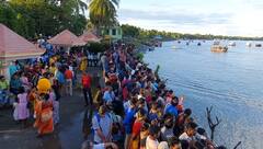 Durga Puja 2022 : উমার বিদায়বেলায় মিশল দুই বাংলার হৃদয়, ইছামতীতে প্রতিমা নিরঞ্জন দেখতে ভিড় করলেন দুই পাড়ের মানুষ