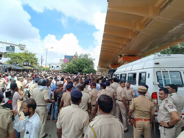 आंदोलकांना ताब्यात घेण्यासाठी उपलब्ध असलेल्या पोलिसांच्या व्हॅनही कमी पडल्याने खासगी बसेसचा वापर पोलिसांकडून करण्यात आला.