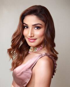 ब्राउन कलर का लहंगा पहन कुछ यूं इतराईं Donal Bisht, सिजलिंग लुक दिखा लूट ली महफिल