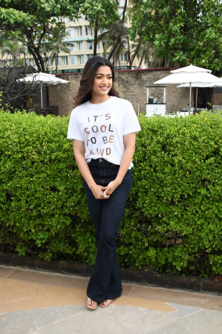 తల్లి అంత్యక్రియలు ఎలా చేయాలన్న విషయంలో కుటుంబ సభ్యుల మధ్య జరిగే గొడవలను కథాంశంగా తీసుకుని ఈ సినిమాను తెరకెక్కించాడు దర్శకుడు.