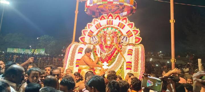 திருக்கோலத்துடன் ஊர்வலம் வரும் துர்க்கை அம்மன்