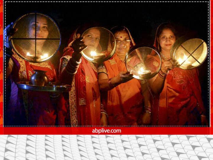 करवा चौथ व्रत के दिन व्रती को सफेद रंग के कपड़े नहीं पहनने चाहिए. धार्मिक मान्यता है कि काले व सफेद रंग के कपड़े पहनने से करवा चौथ व्रत का फल नहीं मिलता है.