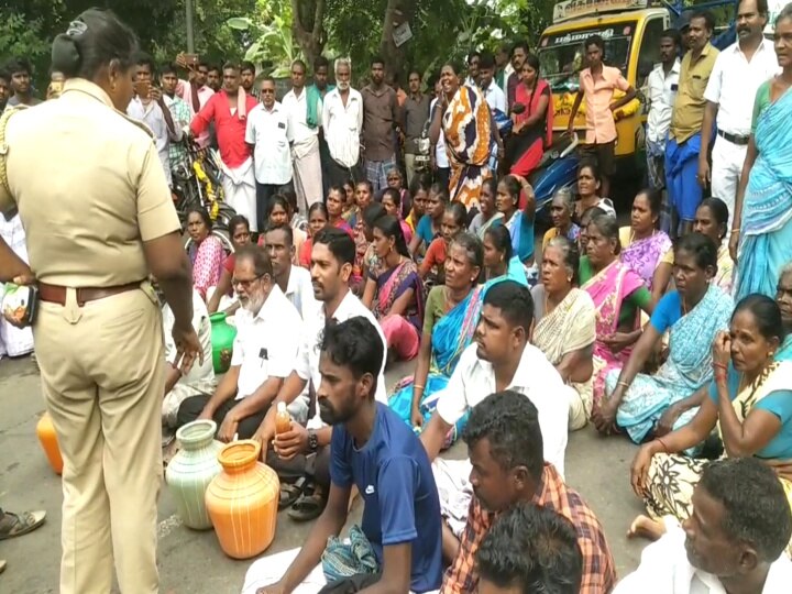 விடுமுறை தினத்தில் இயங்கிய மணல் குவாரி -  லாரிகளை சிறைபிடித்த நாம் தமிழர் கட்சியினர்