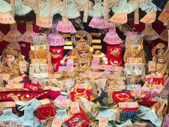 Ratlam Mahalaxmi Temple mandir Decorated with Notes and ornaments in diwali Mahalaxmi Temple: दिवाली पर नोट और गहनों से सजता है महालक्ष्मी मंदिर, भक्तों को प्रसाद में मिलते हैं पैसे, जानिए