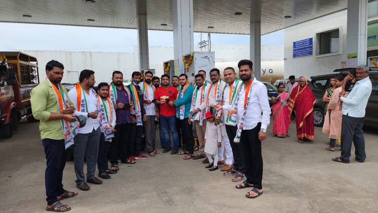 maharashtra news nashik news Youth NCP protests against CNG price hike by distributing black gold Nashik NCP Dasara : नाशिकमध्ये राष्ट्रवादीने दसऱ्याला आपट्याची काळी पाने वाटली? 'हे' आहे कारण 