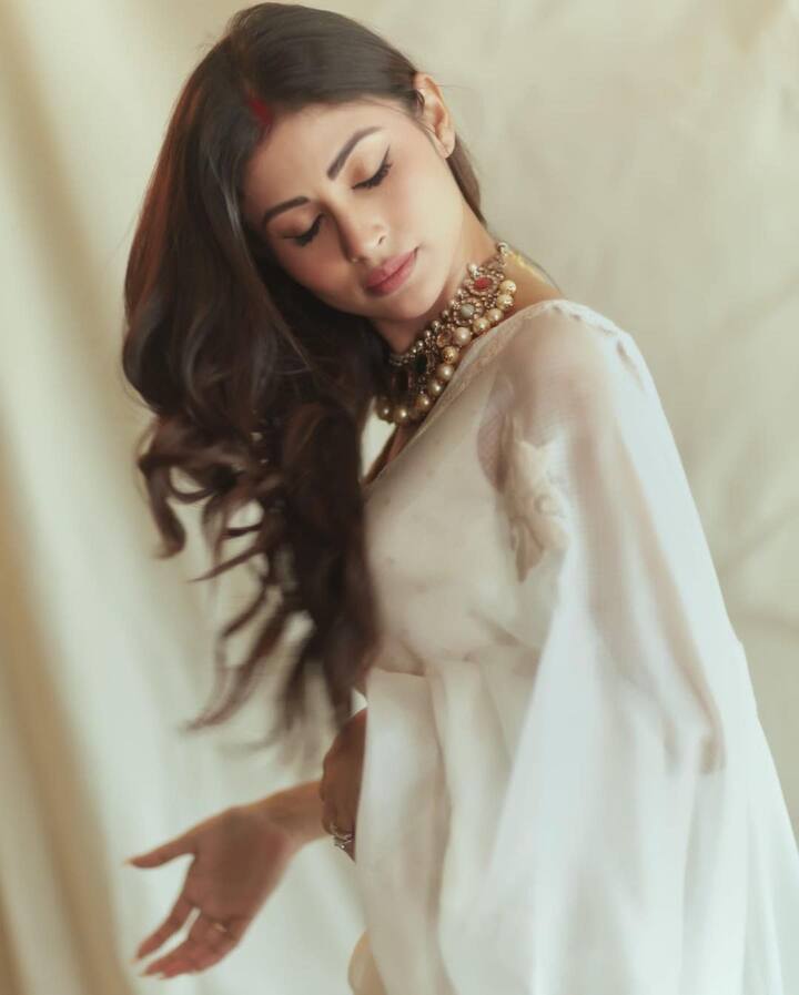 मौनी जवळजवळ दररोज चाहत्यांसोबत नवीन अवतार शेअर करून हृदयाचे ठोके वाढवते. (फोटो सौजन्य :imouniroy/इंस्टाग्राम)