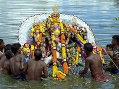 Durga Visarjan 2022: દેવી દુર્ગાની મૂર્તિઓના વિસર્જન સાથે દુર્ગા પૂજા ઉત્સવનું સમાપન, જુઓ Pics