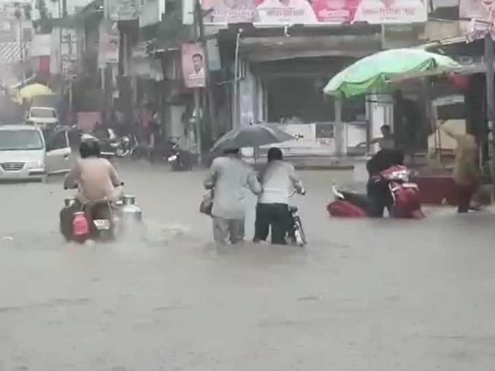 Gonda Uttar Pradesh Waterlogging due to heavy rains DM inspected and instructed officials ANN Gonda News: भारी बारिश और जलभराव से बिगड़े हालात, मौसम विभाग ने दी चेतावनी तो DM ने लोगों से की ये अपील