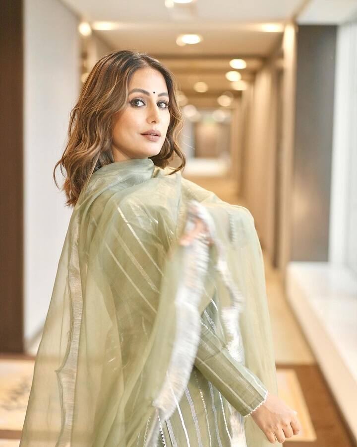 कपाळावरची टिकली हिनाचं सौंदर्य वाढवत आहेत. येथे ती कॅमेऱ्यासमोर वेगवेगळे लूक दाखवताना दिसत आहे.कानातले मोठे झुमके हिनाचं सौंदर्य वाढवत आहेत. येथे ती कॅमेऱ्यासमोर वेगवेगळे लूक दाखवताना दिसत आहे.(फोटो सौजन्य :realhinakhan/इंस्टाग्राम)