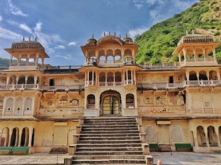 Jaipur Famous Temples: जयपुर के इन 7 मंदिरों में देश-विदेश से आते हैं श्रद्धालु, जानें इनका इतिहास और खासियत