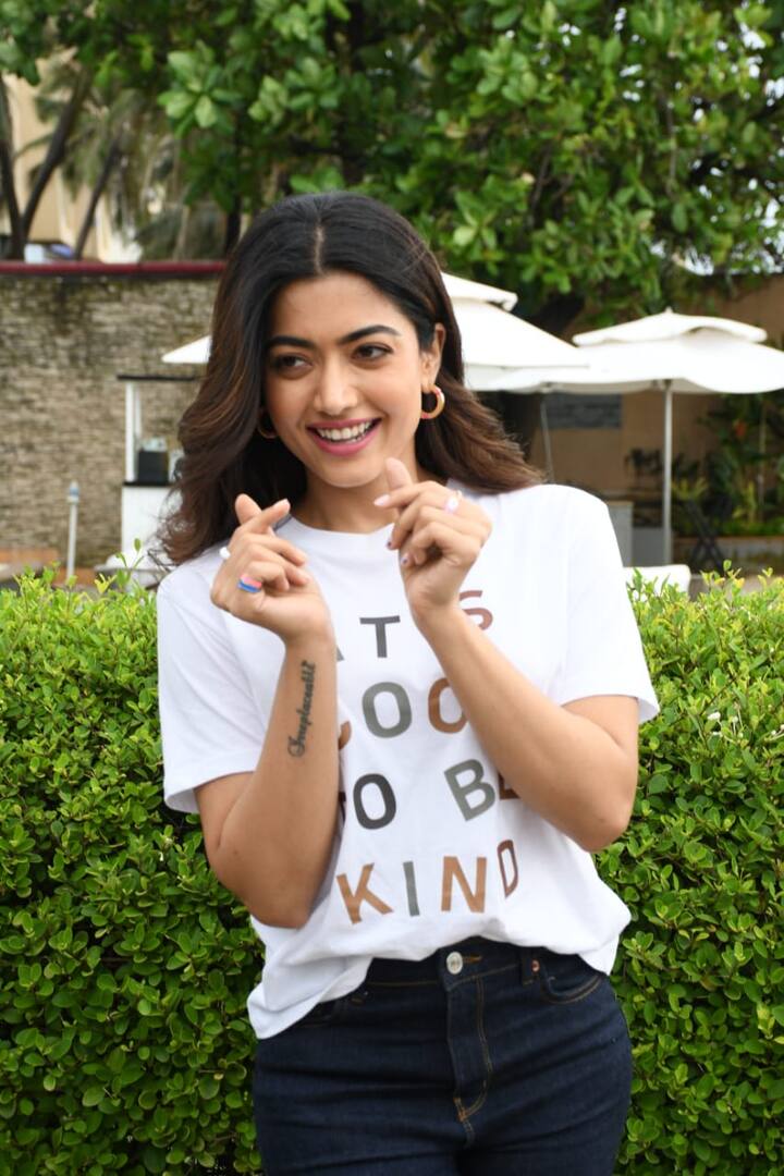 రష్మిక కట్టుబాట్లు, ఆచారాలను పూర్తిగా వ్యతికేరించే కూతురిగా కనపడింది.