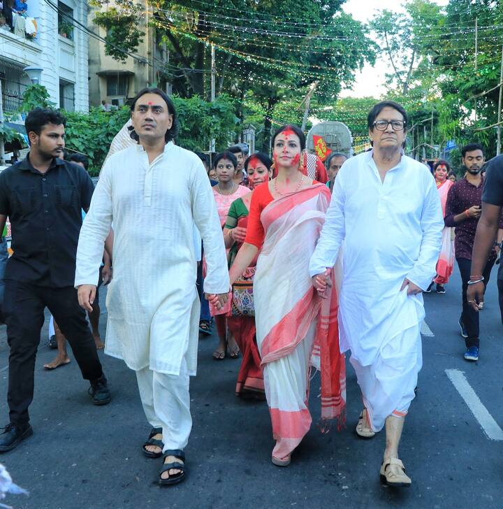 তবে এর মধ্যে নজর কেড়েছে একটি ছবি। বিসর্জনে যাওয়ার পথে হাঁটছেন কোয়েল। আর তিনি ২ হাত দিয়ে ধরে রয়েছে তাঁর জীবনের দুই পুরুষকে। এক হাতে কোয়েল ধরে রয়েছেন বাবা রঞ্জিত মল্লিক (Ranjit Mallick)-এর হাত। অন্যহাতে স্বামী নিসপাল সিং রানে (Nishpal Singh Rane)-র হাত।