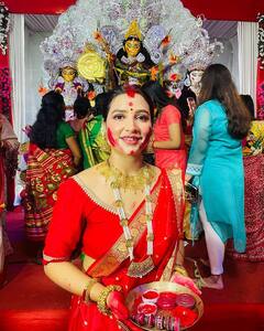 Raj Subhasree: সিঁদুরে রাঙা শুভশ্রী, ইউভানের ঢাকে কাঠি, পুজোর মুহূর্ত ফ্রেমবন্দি করলেন রাজ