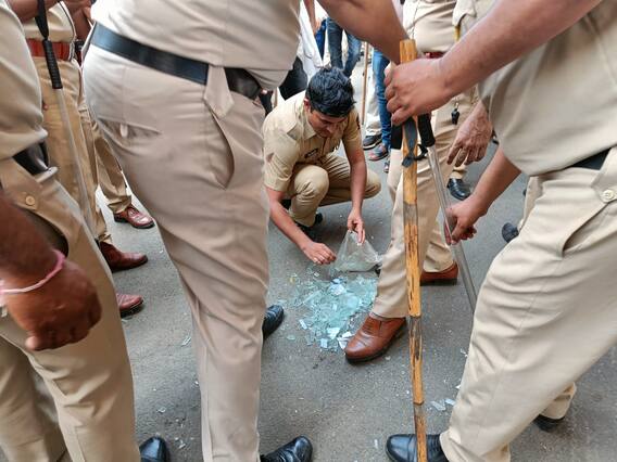 फोटो: 'भारत मुक्ति मोर्चा' के प्रदर्शनकारियों को गिरफ्तार करने के लिए निजी बस का इस्तेमाल