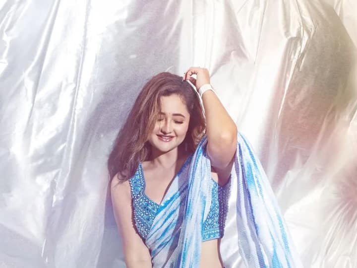 तिने केसांची वेणी केली आहे. त्याचबरोबर तिने कानात छोटे झुमके घातले आहेत. (फोटो सौजन्य :imrashamidesai/इंस्टाग्राम)