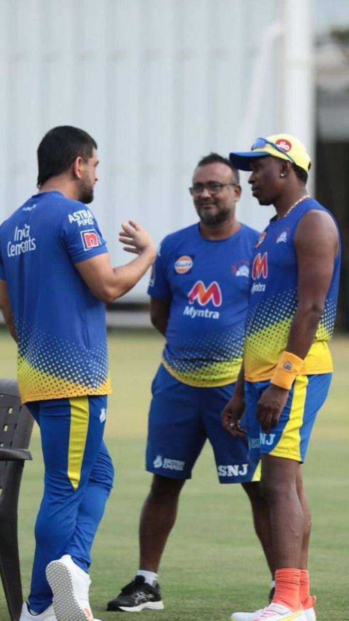 பயிற்சியில் தோனியிடம் கலந்தாலோசனை நடத்திய காட்சி