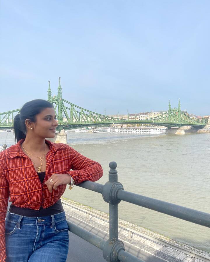 ప్రస్తుతం ఈమె చేతిలో సుమారు అర డజనుకు పైగా సినిమాలున్నాయి. Photo@Aishwarya Rajesh/instagram
