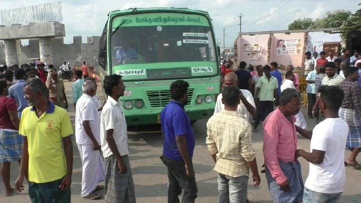 தருமபுரி : ஏரி தண்ணீரை நிறுத்திய பொதுப்பணி துறை -  பொதுமக்கள் சாலை மறியல்