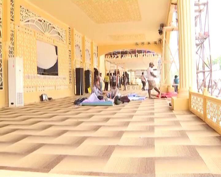 আগামী কাল রেড রোডে হবে দুর্গাপুজোর কার্নিভাল। অংশ নেবে প্রায় ১০০টি পুজো কমিটি। রেড রোড জুড়ে চলছে তারই শেষ মুহূর্তের প্রস্তুতি।