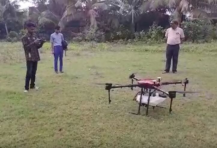 Drone : वर्ध्यातल्या रँचोची कमाल, शेतीच्या फवारणीसाठी बनवला ड्रोन, 10 मिनिटात एक एकर फवारणी 