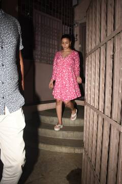 पिंक ड्रेस में नो मेकअप लुक में दिखीं आलिया भट्ट, डबिंग स्टूडियो से सामने आईं ऐसी तस्वीरें