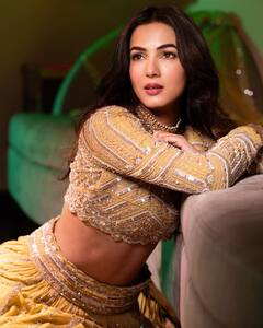 Sonal Chauhan Photos: 'ది ఘోస్ట్‌' బ్యూటీ సోనాల్ క్యూట్ లుక్