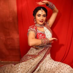 PHOTO : जरीच्या साडीत कशी सजून धजून... अमृता खानविलकरच्या साडी लूकने पडली चाहत्यांना भुरळ!