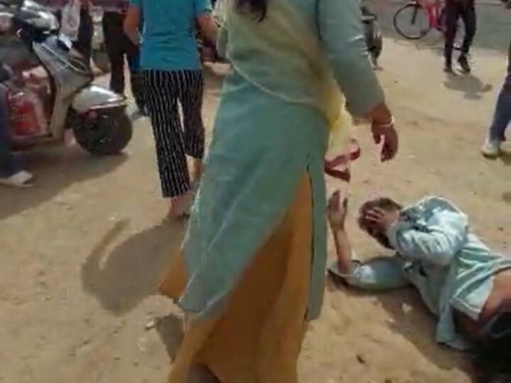 Jodhpur: नशे में धुत शख्स ने की बदतमीजी, बीच सड़क पर महिला ने कर दी थप्पड़-घूसों की बरसात drunken man did obscene comments angry woman beat on the road in Jodhpur ANN Jodhpur: नशे में धुत शख्स ने की बदतमीजी, बीच सड़क पर महिला ने कर दी थप्पड़-घूसों की बरसात