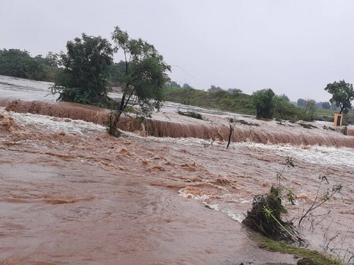 Rain News Heavy rain in Madha and Karmala talukas Madha Rain News : माढ्यासह करमाळा तालुक्यात तुफान पाऊस, ढवळसमध्ये ढगफुटी, शेती पिकांचं मोठं नुकसान 