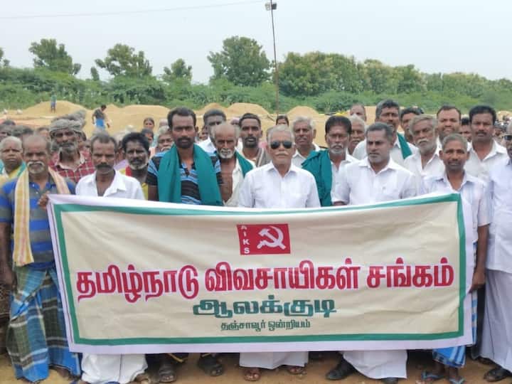 Demonstration by hundreds of farmers union demanding purchase of Kuruvai paddy TNN தஞ்சையில் குறுவை நெல்லை கொள்முதல் செய்ய விவசாயிகள் ஆர்ப்பாட்டம்
