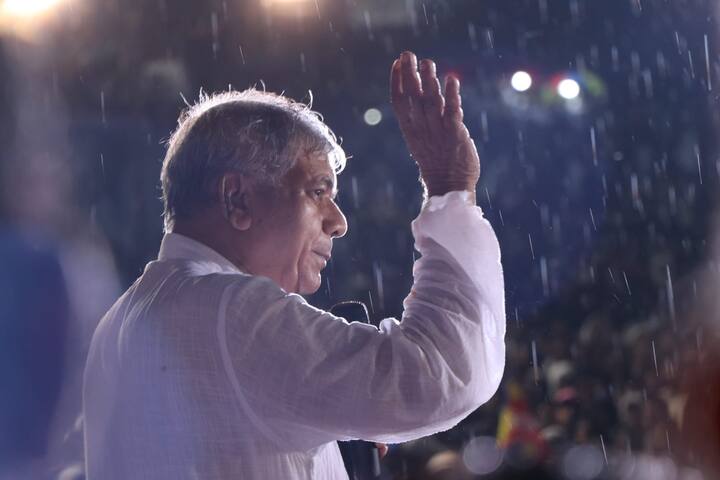 प्रकाश आंबेडकर भाषण देत होते, तेव्हा पाऊस सुरु झाला परंतु त्यांनी आपले भाषण न थांबवले नाही.