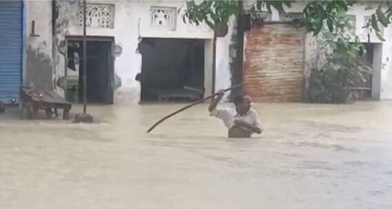 UP Flood: श्रावस्ती में 36 घंटों से हो रही बारिश से बिगड़े हालात, गलियों में दिखा सैलाब वाला मंजर