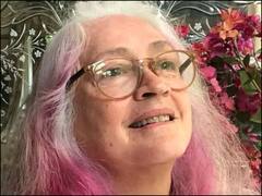 एक्ट्रेस नफीसा अली ने सफेद बालों को रंग दिया गुलाबी, सोशल मीडिया यूजर्स ने की जमकर तारीफ