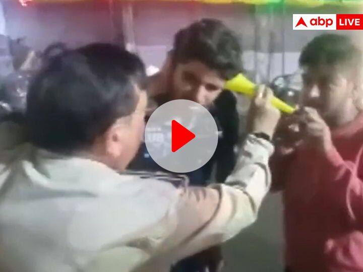 MP News Jabalpur News Police Deal With Notorious Elements in a unique way they were Blowing Trumpets into Passersby’s ears Watch: राहगीरों के कान में भोंपू बजाने वालों को पुलिस ने सिखाया सबक, शरारती तत्वों को मिला जवाब