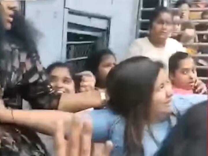 women fight among in mumbai local train for seat woman cop injured video viral Video: मुंबई लोकल में सीट को लेकर भिड़ी महिलाएं, एक महिला पुलिस घायल, वीडियो वायरल