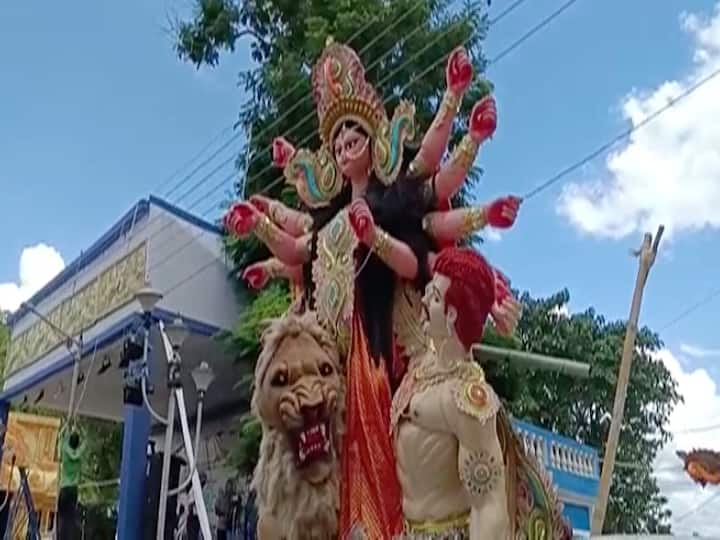 হুগলির চন্দননগরের জগদ্ধাত্রী পুজোর শোভাযাত্রা সঙ্গে পরিচিত সবাই। এবছর জেলায় দুর্গাপুজোর কার্নিভালের আয়োজন করা হয়। মহা সমারোহে সামিল হয় পুজো উদ্যোক্তারা।