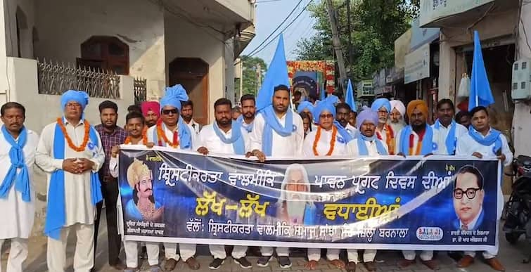 Shobha Yatra organized on the occasion of Lord Valmikis birth anniversary ਭਗਵਾਨ ਵਾਲਮਿਕ ਜੀ ਦੇ ਪ੍ਰਕਾਸ਼ ਦਿਹਾੜੇ ਮੌਕੇ ਕੱਢੀ ਗਈ ਸ਼ੋਭਾ ਯਾਤਰਾ