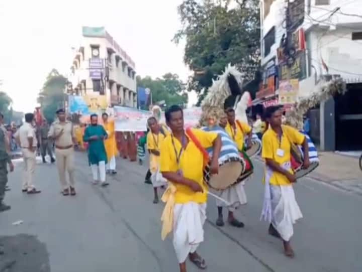 শুক্রবার রাজ্যের বিভিন্ন জেলায় হল দুর্গাপুজোর কার্নিভাল। ছৌ, ঝুমুর, সাঁওতালি নাচ, ধামসা মাদল, ঢাকিদের বোলে দুর্গাপুজোর কার্নিভাল শুরু হল পুরুলিয়ায়।