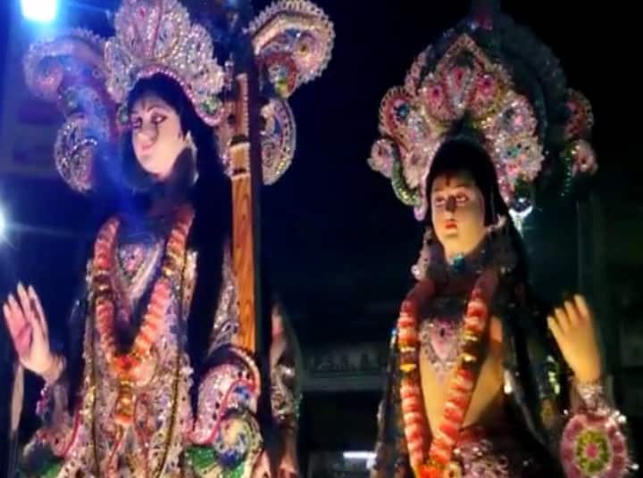 এদিন সাংস্কৃতিক অনুষ্ঠানের আয়োজন করা হয়। লোক সংস্কৃতিক দল ডোল, ধামসার তালে মাতিয়ে রেখেছেন ঝাড়গ্রাম পাঁচমাথার মোড়। ইতিমধ্যে ভিড় জমেছে সাধারণ মানুষের।