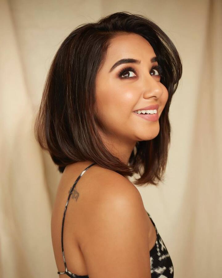लेटेस्ट फोटोंमध्ये प्राजक्ताचा क्लासी अंदाज पाहायला मिळत आहे. (PHOTO : @mostlysane/Instagram)