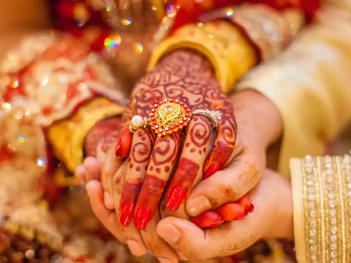 Vivah Muhurat 2023: હિંદુ ધર્મમાં લગ્ન માટે મુહૂર્ત ખૂબ જ મહત્વપૂર્ણ છે. પંચાંગ અનુસાર, વર્ષ 2023માં શરણાઈનો ઘણો માહોલ જોવા મળશે. ચાલો જાણીએ કે આવતા વર્ષે લગ્નનો શુભ મુહૂર્ત ક્યારે છે.