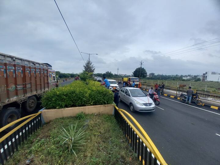 उज्जैन में पीएम मोदी के दौरे को ऐतिहासिक बनाने की जबरदस्त तैयारी चल रही है. काफिला रूट को सुंदर और आकर्षक बनाने के लिए इंदौर नगर निगम से कर्मचारियों और अधिकारियों की टीम को बुलाया गया है. 300 कर्मचारियों और अधिकारियों की मदद से पीएम मोदी के रूट को स्वच्छ बनाने की कवायद चल रही है.