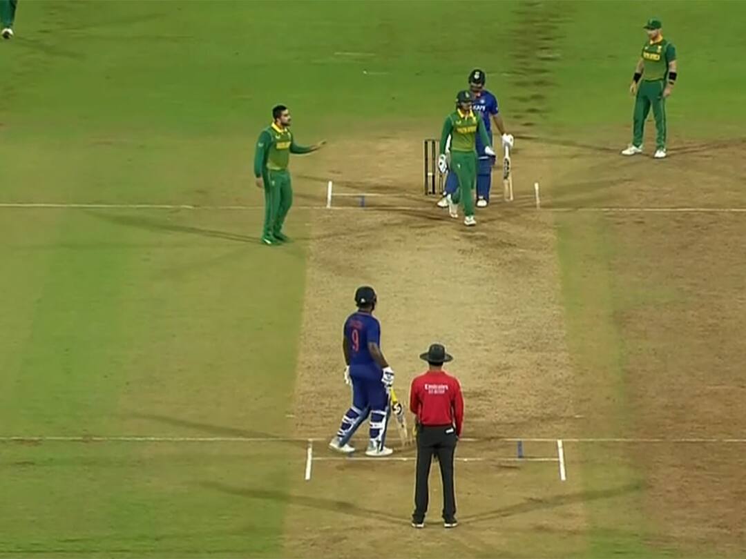 IND vs SA 1st ODI Not looking happy Quinton de Kock loses cool on Temba Bavuma Shamsi for wrong DRS call IND vs SA 1st ODI: చెప్తే అర్థమవ్వడం లేదా? శంషీ, బవుమాపై ఫైర్‌ అయిన డికాక్‌