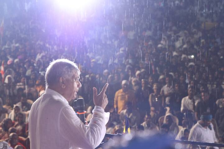 राजकीय वैर न ठेवता मनाचा मोठेपणा दाखवण्याचं जे मोठेपण बाळासाहेब ठाकरेंमध्ये होतं ते पंतप्रधान नरेंद्र मोदींमध्ये आणि शरद पवारांमध्ये नाही, असा टोला प्रकाश आंबेडकर यांनी लगावला.