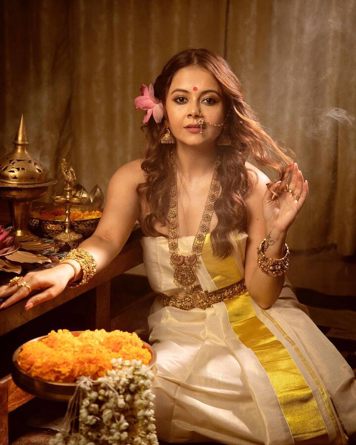 आता पुन्हा एकदा अभिनेत्रीने तिच्या लेटेस्ट फोटोशूटच्या झलकने चाहत्यांच्या हृदयाचे ठोके वाढवले ​​आहेत. यावेळी देवोलिना अगदी वेगळ्या अंदाजात पाहायला मिळत आहे.(फोटो सौजन्य :devoleena/इंस्टाग्राम)