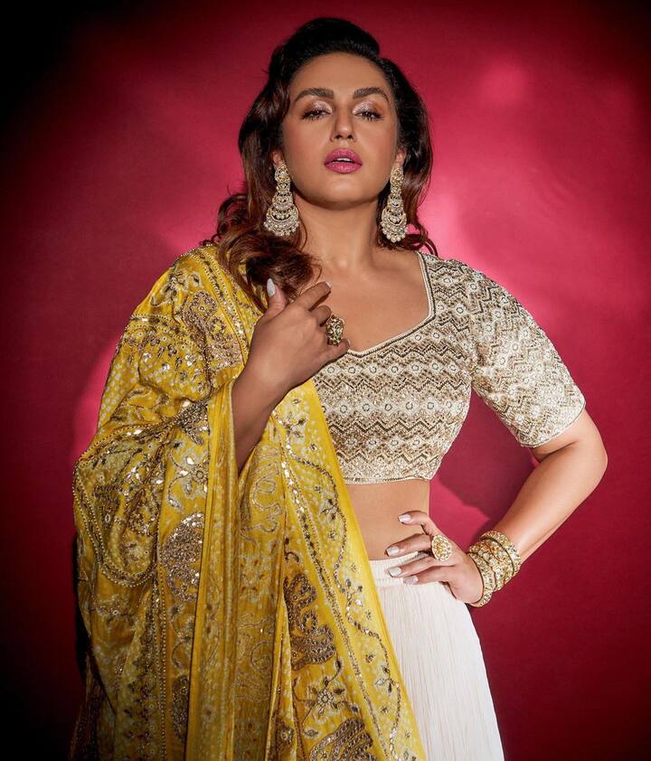 यासोबत तिने कानात गोल्डन कानातले घातले आहेत आणि केस मोकळे सोडले आहेत.(फोटो सौजन्य :iamhumaq/इंस्टाग्राम)