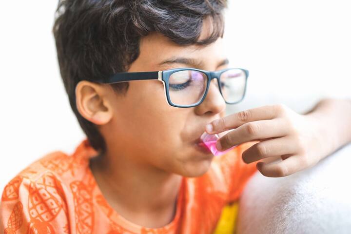 ਜੇਕਰ ਤੁਹਾਡਾ ਬੱਚਾ ਖਾਂਸੀ ਅਤੇ ਜ਼ੁਕਾਮ ਤੋਂ ਪਰੇਸ਼ਾਨ ਹੈ ਤਾਂ ਉਸ ਨੂੰ ਬਜ਼ਾਰ ਤੋਂ ਖੰਘ ਦਾ ਸ਼ਰਬਤ ਦੇਣ ਦੀ ਬਜਾਏ ਘਰ ਵਿੱਚ ਤਿਆਰ ਕਫ ਸਿਰਪ ਦਿਓ।