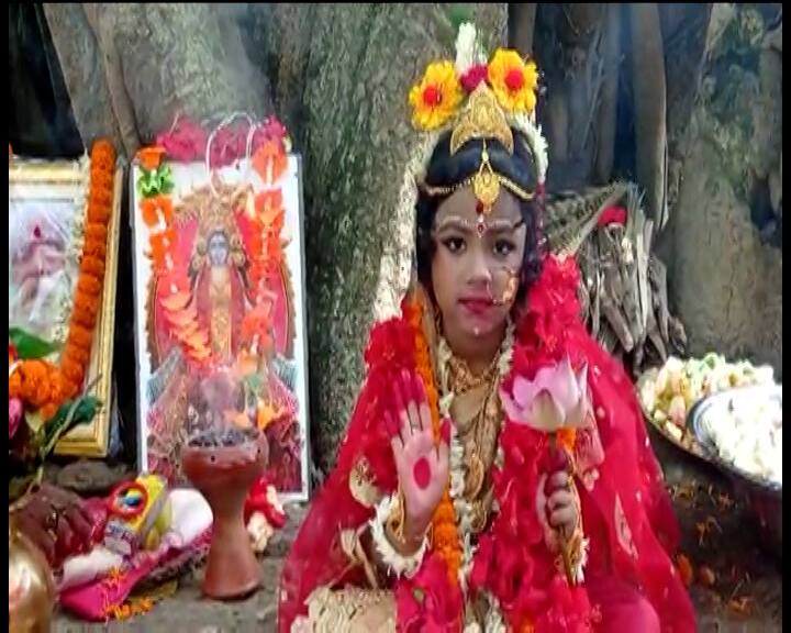 দেবীরূপে পুজো করা হয় ৫১ জন কুমারীকে। প্রথা মেনে দেবীপক্ষের ত্রয়োদশী তিথিতে ৫১ কুমারীকে দেবীরূপে পুজো করা হচ্ছে সতীপীঠের শেষ পীঠ কঙ্কালীতলায়।